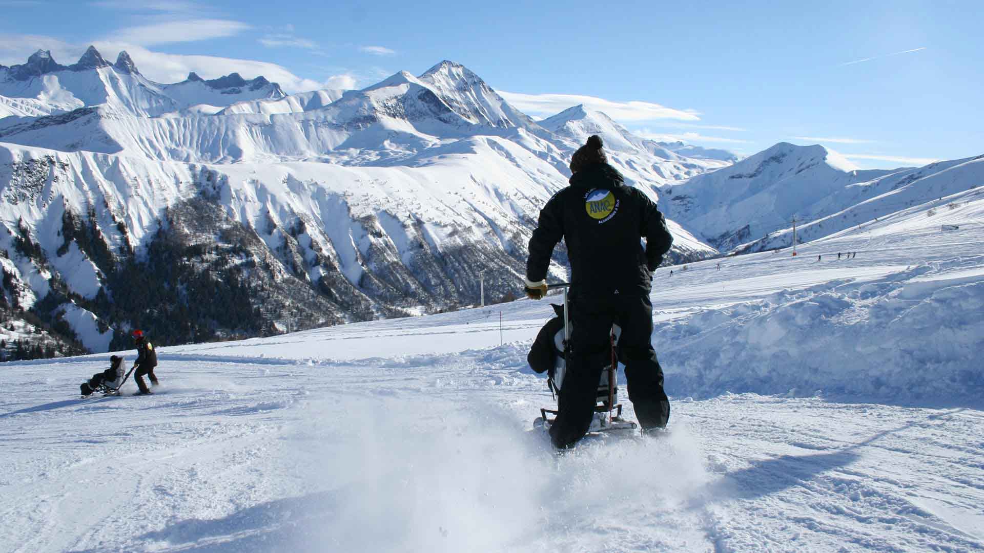 Séance de handiski pendant un séjour adapté à la montagne avec Anaé