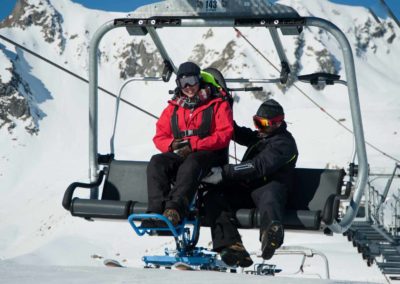 Ski adapté à la montagne l'hiver