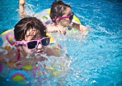 Deux petites filles en train de nager dans une piscine