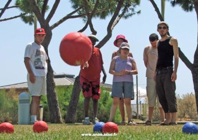 Des enfants sont en train de jouer à la pétanque lors d'un séjour à la Villa Costebelle de l'Anaé