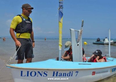 Initiation à la voile lors d'une classe de mer à Hyères