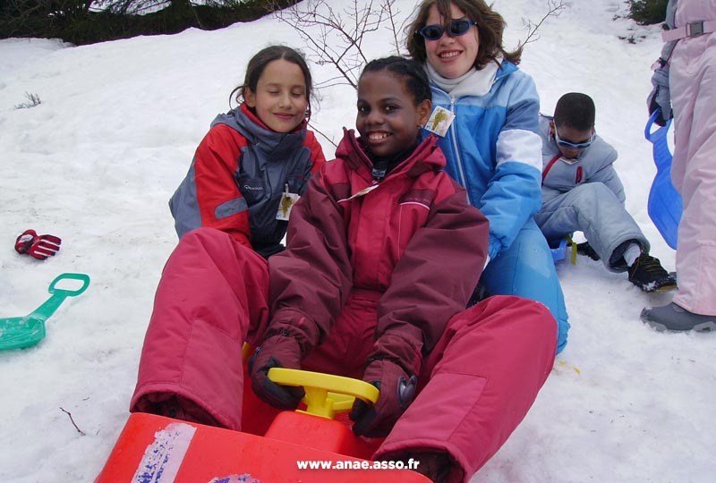 Enfants qui font de la luge lors d'une classe découverte de neige
