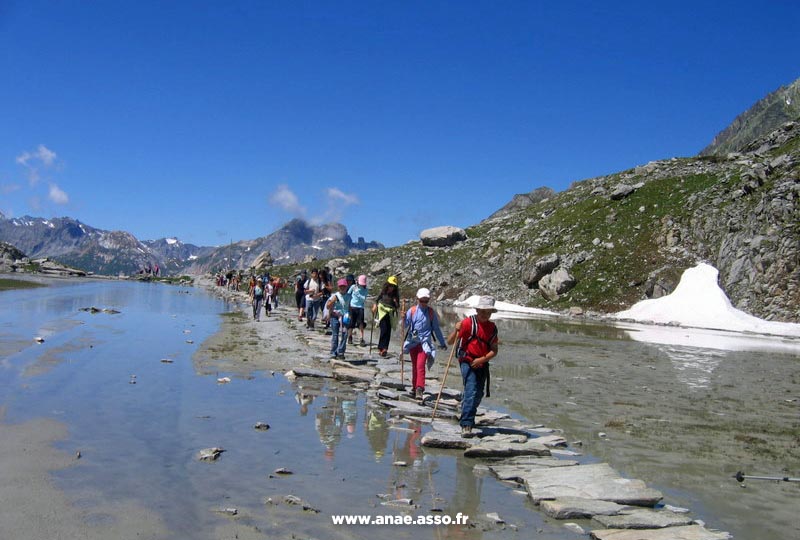 Randonnée en montagne l'été lors d'une classe verte