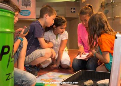Atelier enfants pendant une classe découverte à la Galerie Hydraulica