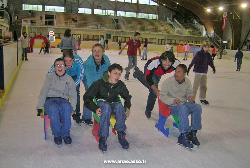Des enfants en colonie de vacances s'amusent à la patinoire de Pralognan