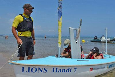 Initiation à la voile au Pôle handinautique de Hyères lors d'une classe de mer