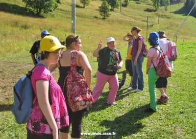 Groupes de personnes en situation de handicap mental en train de faire une randonnée encadrée à la montagne