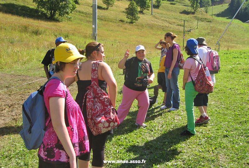 Groupes de personnes en situation de handicap mental en train de faire une randonnée encadrée à la montagne