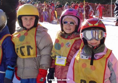 De jeunes enfants apprennent à skier avec des moniteurs de l'ESF
