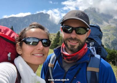 Un couple en train de faire une randonnée à la montagne