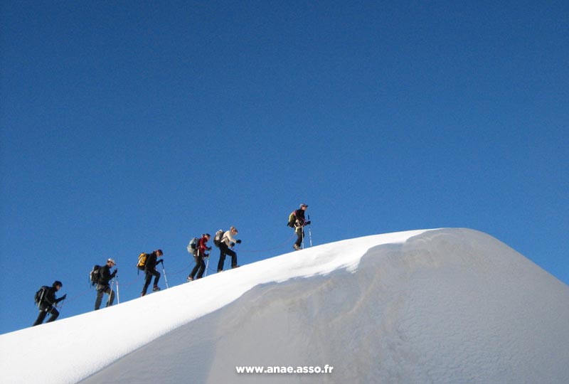 Groupe en train de randonner en montagne lors d'un séjour amis et individuels