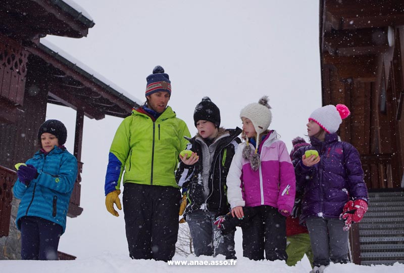 Atelier avalanche avec des enfants lors d'un séjour scolaire à la montagne
