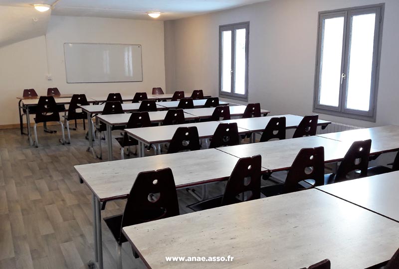 Salle de classe avec tableau pour les séjours scolaires à Pralognan