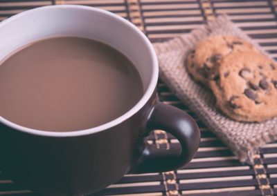 Goûter chocolat chaud et cookies lors d'un séjour famille et amis au centre Anaé