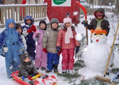 Activité bonhomme de neige au club enfants de Pralognan lors d'un séjour famille à la montagne