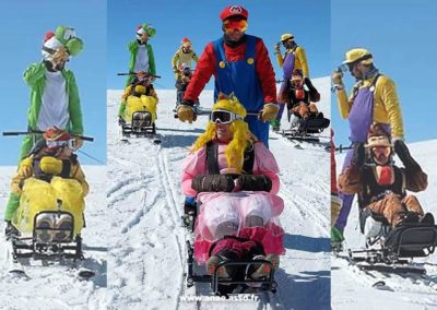 Des vacanciers déguisés en personnages de Mario Kart lors d'une session de ski assis adapté PMR !