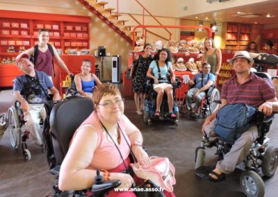 Un groupe de vacanciers en situation de handicap en train de visiter une boutique à Hyères