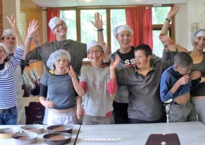 Atelier cuisine encadré avec un groupe de vacanciers en situation de handicap mental
