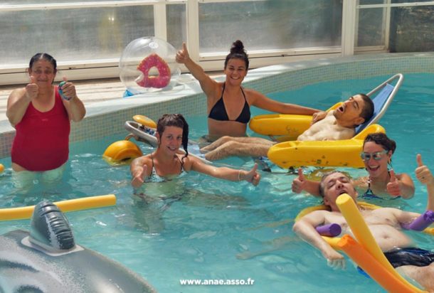 Baignade adaptée handicap dans la piscine de la Villa Costebelle