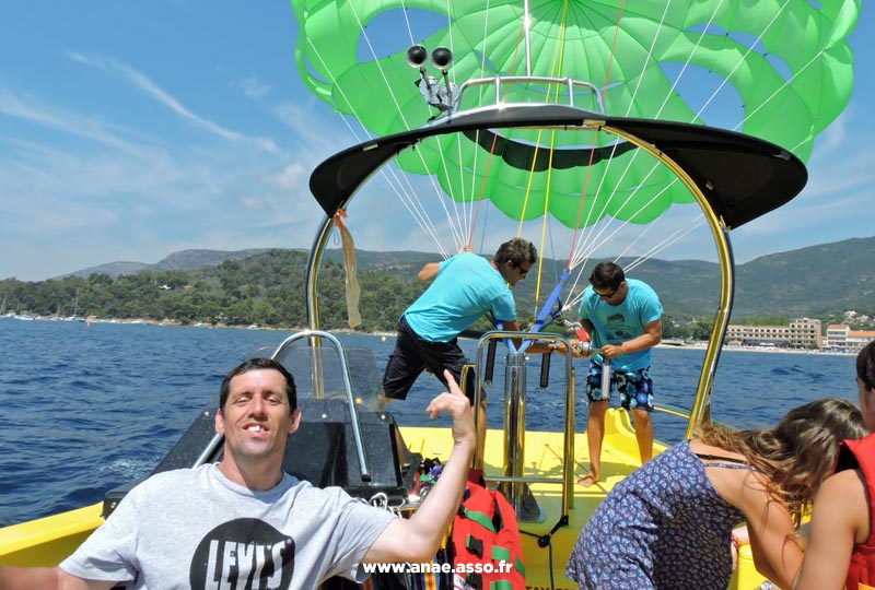 Sortie en parachute ascensionnel lors d'un séjours de vacances adaptées
