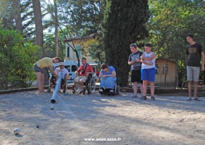 Partie de pétanque adaptée aux personnes en situation de handicap moteur et mental