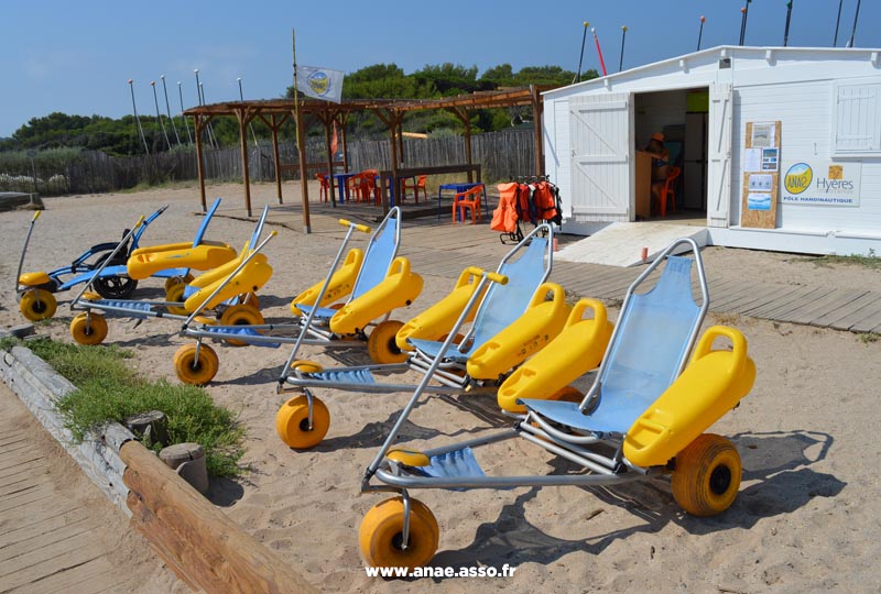 Le pole handinautique de Hyères dispose de tiralos pour rendre la baignade en mer accessible à tous