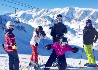 Une famille en train de faire du ski