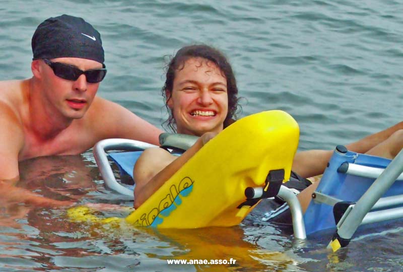 Baignade adaptée en tiralo au Pôle handinautique de Hyères Baignade adaptée en tiralo à Hyères lors d'un séjour de vacances adaptées avec l'Anaé