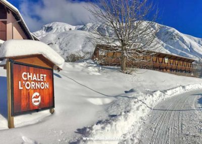 Panneau directionnel qui indique le chalet de l'Ornon de l'association Anaé à Saint-Sorlin d'Arves