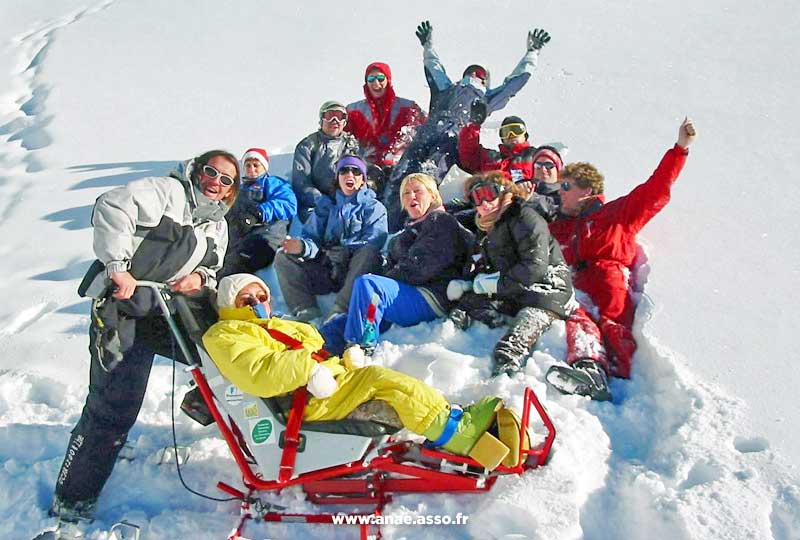 Pratique du ski assis en groupe