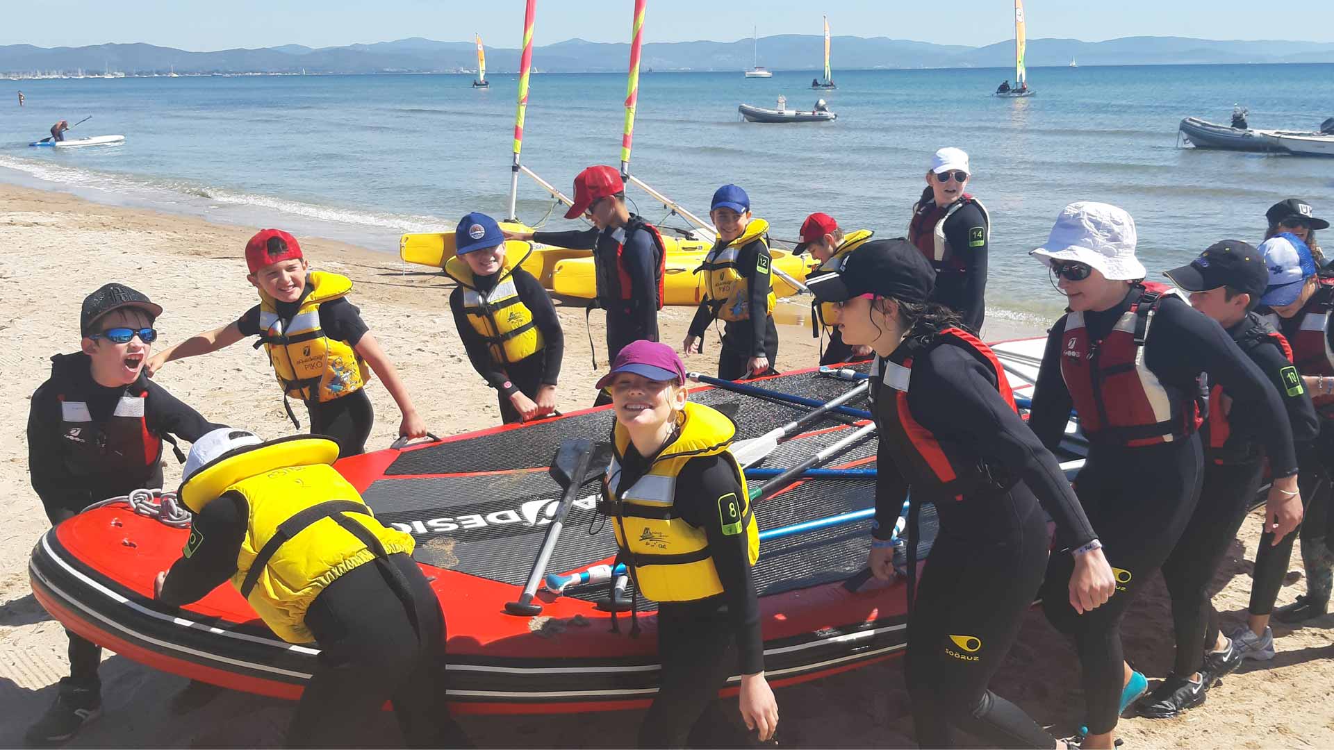 Initiation paddle lors d'un séjour enfants de classe découverte à Hyères-les-Palmiers avec l'association Anaé