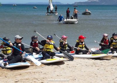 Initiation au paddle lors d'une classe découverte à la mer