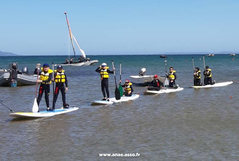 Initiation au paddle lors d'une classe découverte à la mer