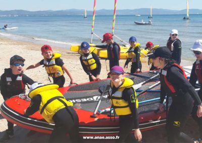 Séjour enfants. Initiation au paddle lors d'une classe découverte à la mer.