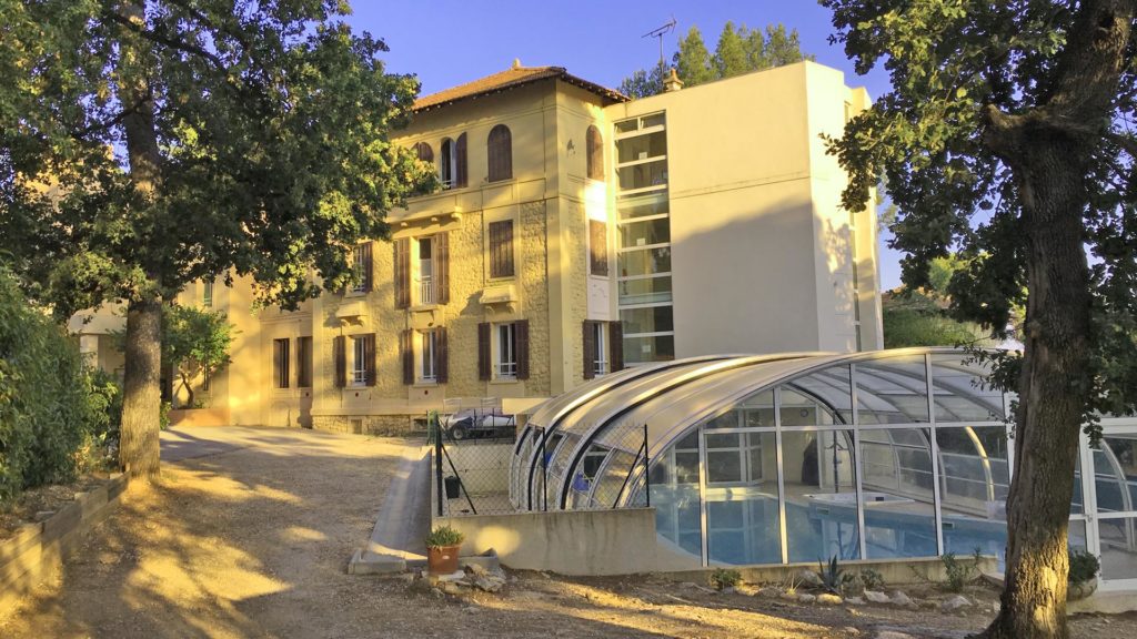 Vue sur la Villa Costebelle et la piscine accessible PMR du centre de vacances adaptées tout handicap de l'Anaé à Hyères-les-Palmiers