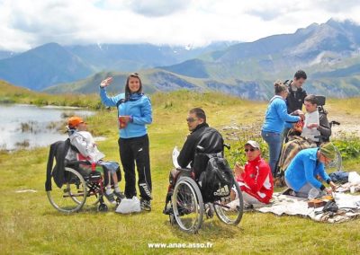 Séjour adapté pmr pour personnes handicapées en fauteuil roulant. Pique-nique près d'un lac.