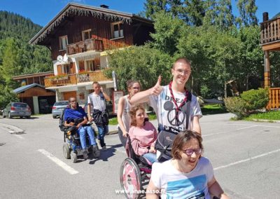 Séjour adapté pmr pour enfants avec Anaé vacances. Un groupe de jeunes vacanciers en compagnie de scouts.