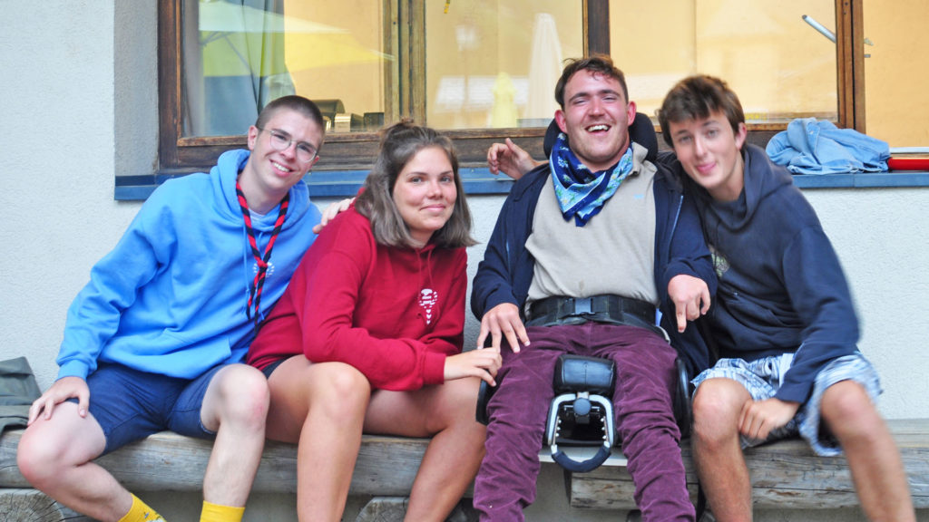 Séjour adapté PMR avec jeune en fauteuil roulant et Scouts et Guides de France