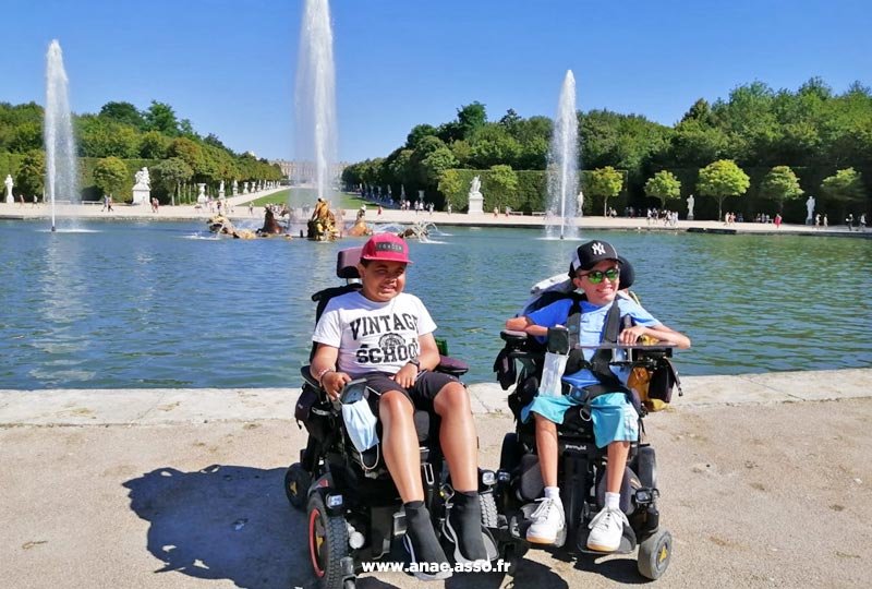 sejour-adapte-enfant-pmr-vacances-paris-fauteuil-roulant Séjour adapté jeune handicap moteur à Jambville près de Paris. Visite du Château de Versailles.