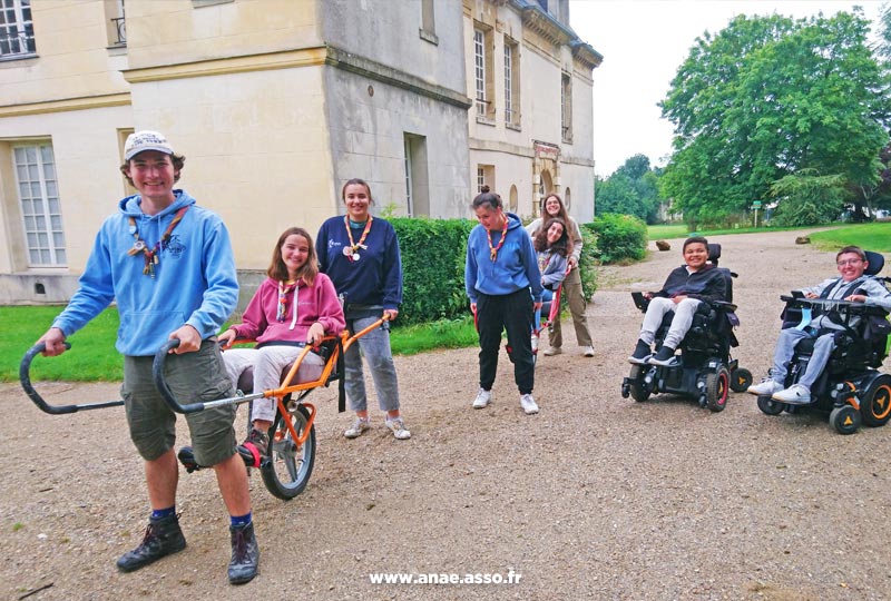 Randonnée adaptée PMR en joëlette dans la forêt de Jambville avec l'Anaé et des compagnons scouts