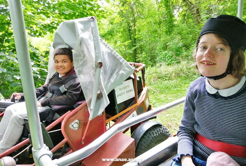 Séjour adapté jeune handicap moteur à Jambville près de Paris. Promenade en nature à bord d'un engin motorisé appelé la Vexine avec l'association Escapade Liberté Mobilité.