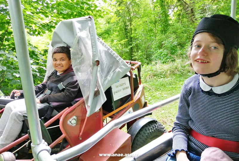 sejour-adapte-handicap-moteur-paris-promenade-vexine-association-escapade-enfants Séjour adapté jeune handicap moteur à Jambville près de Paris. Promenade en nature à bord d'un engin motorisé appelé la Vexine avec l'association Escapade Liberté Mobilité.
