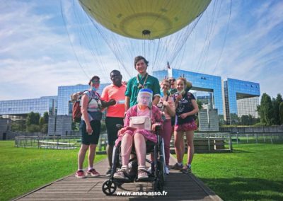 Séjour adapté jeune handicap moteur et mental à Jambville près de Paris. Montée à bord du Ballon de Paris Generali au parc André Citroën.