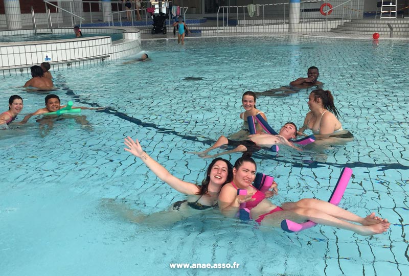 Séjour adapté jeune handicap moteur et mental à Jambville près de Paris. Baignade à la piscine accessible de Cergy.