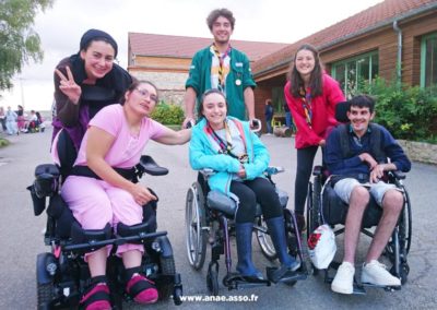 Séjour adapté jeune handicap moteur à Jambville près de Paris. Des jeunes en fauteuil roulant et des compagnons scouts et guides de France