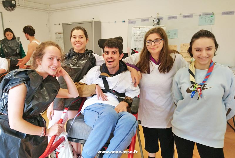 sejour-adapte-handicap-paris-jambville-animation-compagnons-scouts Séjour adapté jeune handicap moteur à Jambville près de Paris. Un jeune vacancier en fauteuil roulant et des compagnons scouts et guides de France