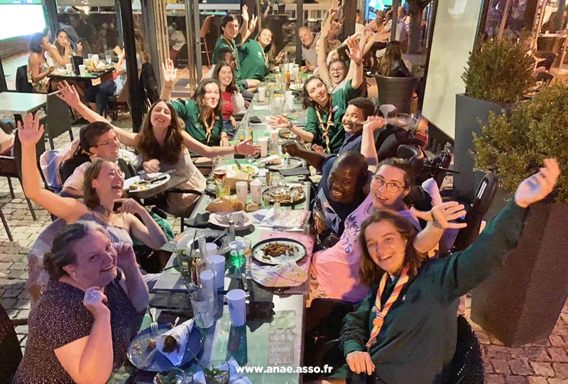 sejour-adapte-handicap-paris-jambville-repas-groupe-restaurant Séjour adapté jeune handicap moteur à Jambville près de Paris. Repas de groupe dans un restaurant avec les animateurs et les compagnons scouts.