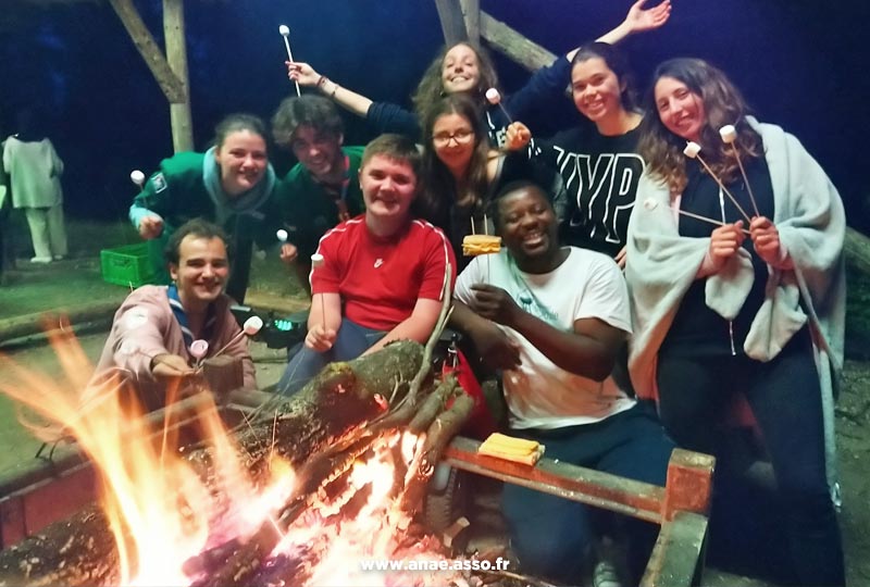 sejour-adapte-handicap-paris-jambville-repas-trappeur-scouts Séjour adapté jeune handicap moteur à Jambville près de Paris. Repas trappeur autour du feu avec les compagnons scouts.