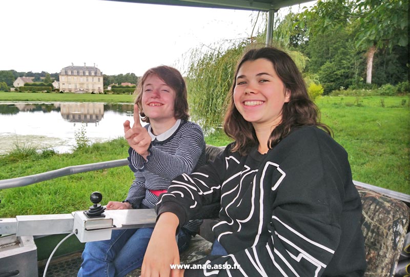 sejour-adapte-handicap-paris-promenade-vexine-enfant-compagnon-scout Séjour adapté jeune handicap moteur à Jambville près de Paris. Promenade en nature à bord d'un engin motorisé appelé la Vexine avec l'association Escapade Liberté Mobilité.