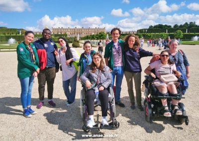 Séjour adapté jeune handicap moteur à Jambville près de Paris. Visite du Château de Versailles.